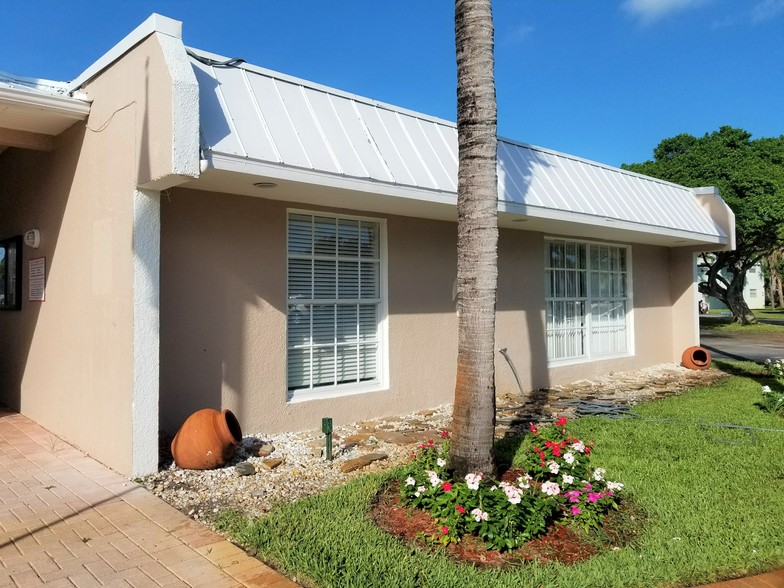 Building Photo - Infinity: Clear Lake Palms