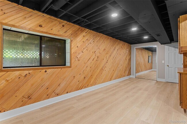 Building Photo - 6552 Orion Rd
