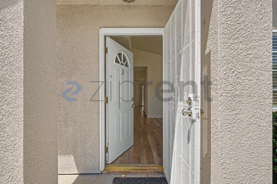 Building Photo - Unit D