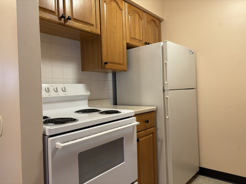 Building Photo - 5605 Happy Hollow Rd