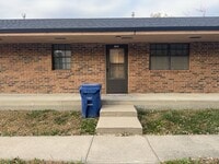 Building Photo - 2BR 1BA Triplex • Private Backyard in Downtown Smithville