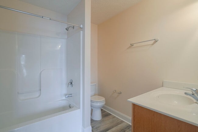 Building Photo - Oak Tree Townhome | 4 Bed, 4.5 Bath | Available Now!