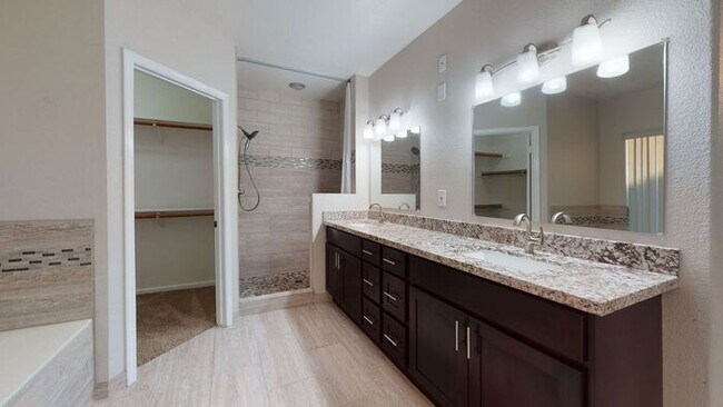 Building Photo - Very nice single level home