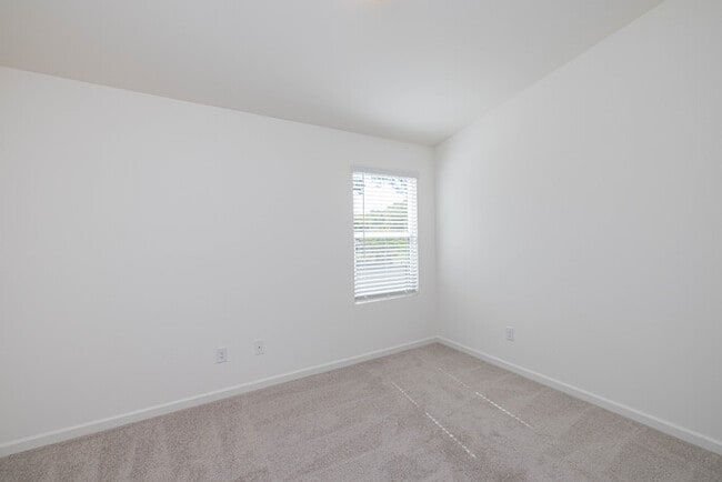 Building Photo - Charming 2 br 2.5 ba townhome covered fron...