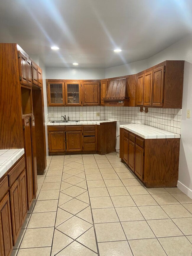 Great big Kitchen - 10813 Maidstone Ave