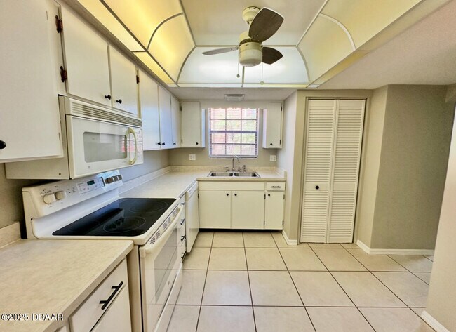 Building Photo - 2250 S Palmetto Ave