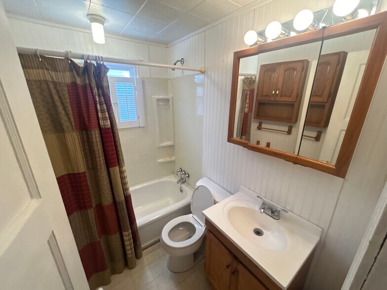 Building Photo - 195 Roland St