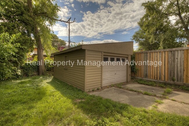 Building Photo - Beautiful Mid-Century 3 Bedroom Steps from...