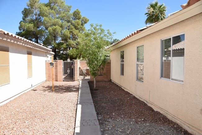 Building Photo - BEAUTIFUL 4 BEDROOM, 2 BATH SINGLE-STORY H...
