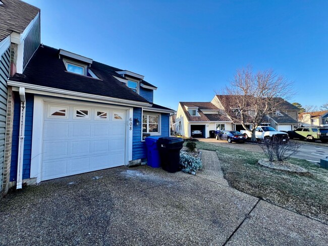 Building Photo - Spacious townhome in the heart of Virginia...