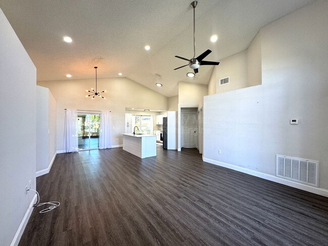 Building Photo - 402 Lark Ct