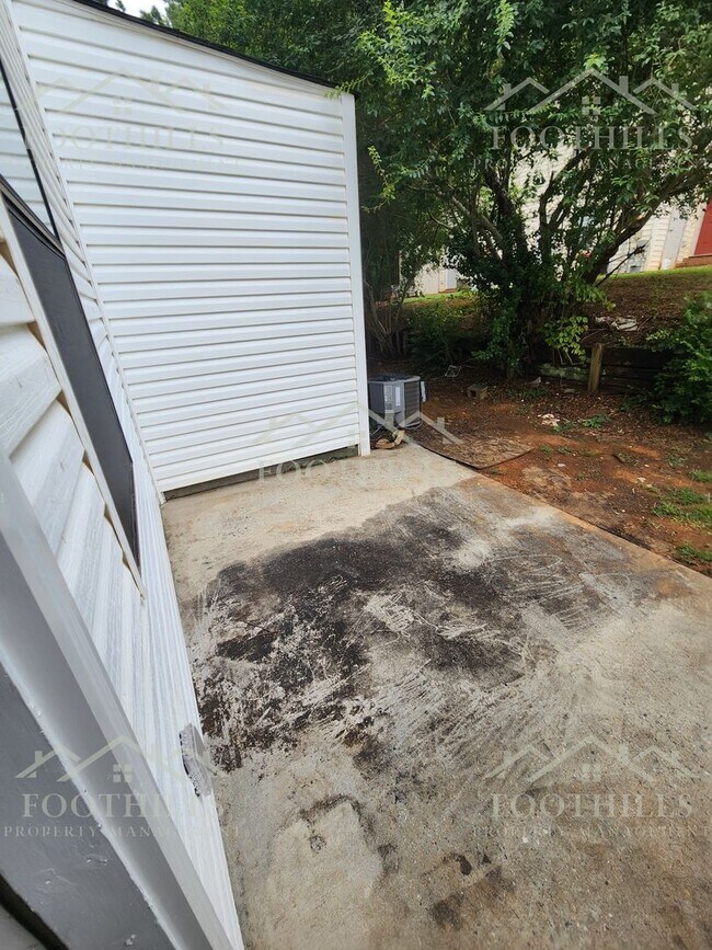Building Photo - 108 Woodland Dr