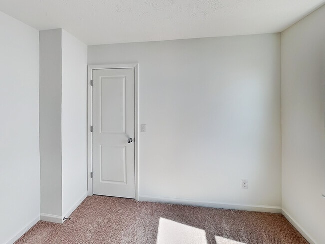 Building Photo - 2056 White Oak Ln