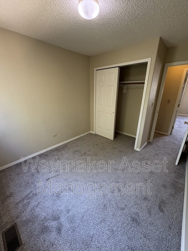 Building Photo - 5735 Grapevine Dr