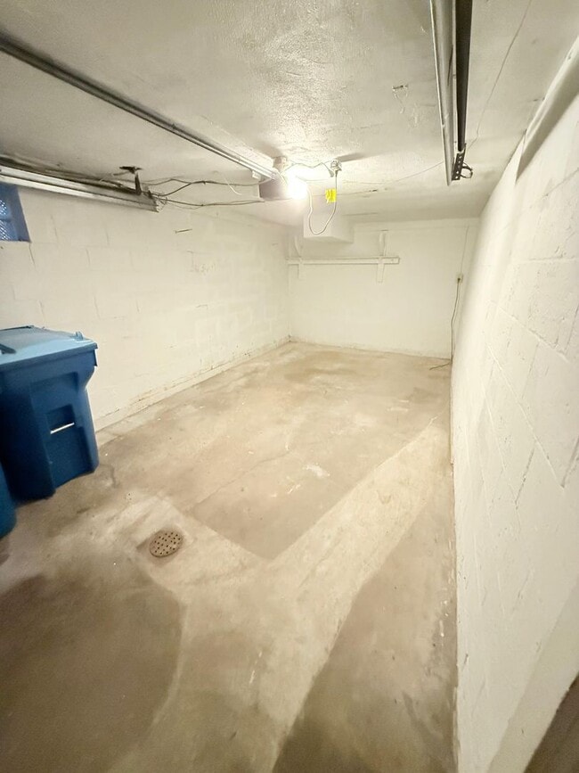 Building Photo - Spacious 3BD/1BA Single Family Home