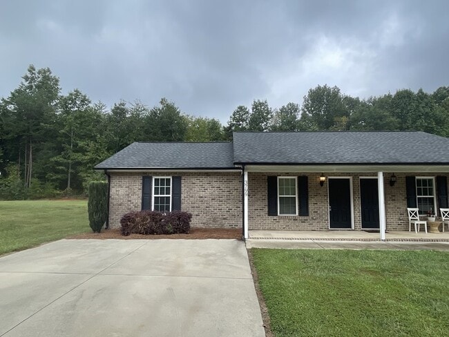 Building Photo - This 2 BR, 1 BA Duplex for rent in a super...