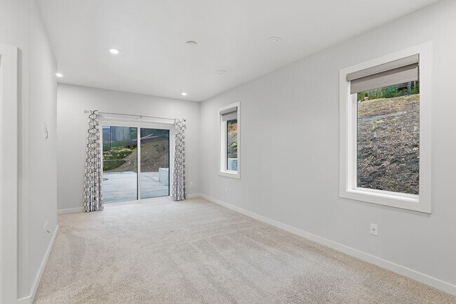 Building Photo - Stunning 4 Bedroom/2 Bathroom West Linn Retreat with Designer Firepit & Gorgeous Views!