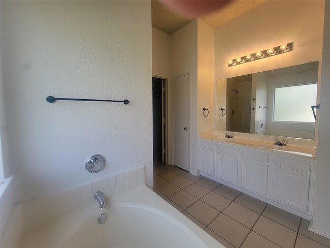 Building Photo - 829 Beaver Creek Dr