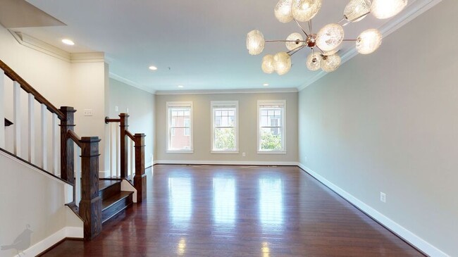 Building Photo - 517 Regent Pl NE