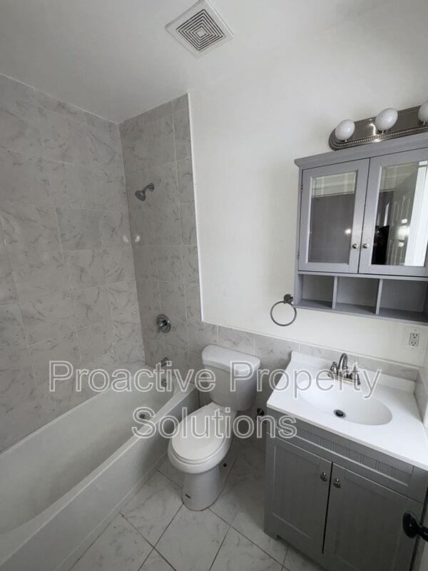 Building Photo - 730 N Main St