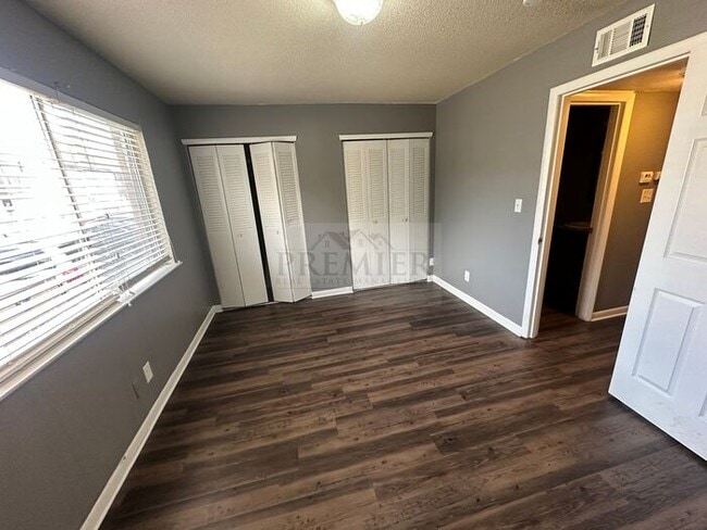 Building Photo - Updated 1 bed / 1 bath apartment - 60 West...