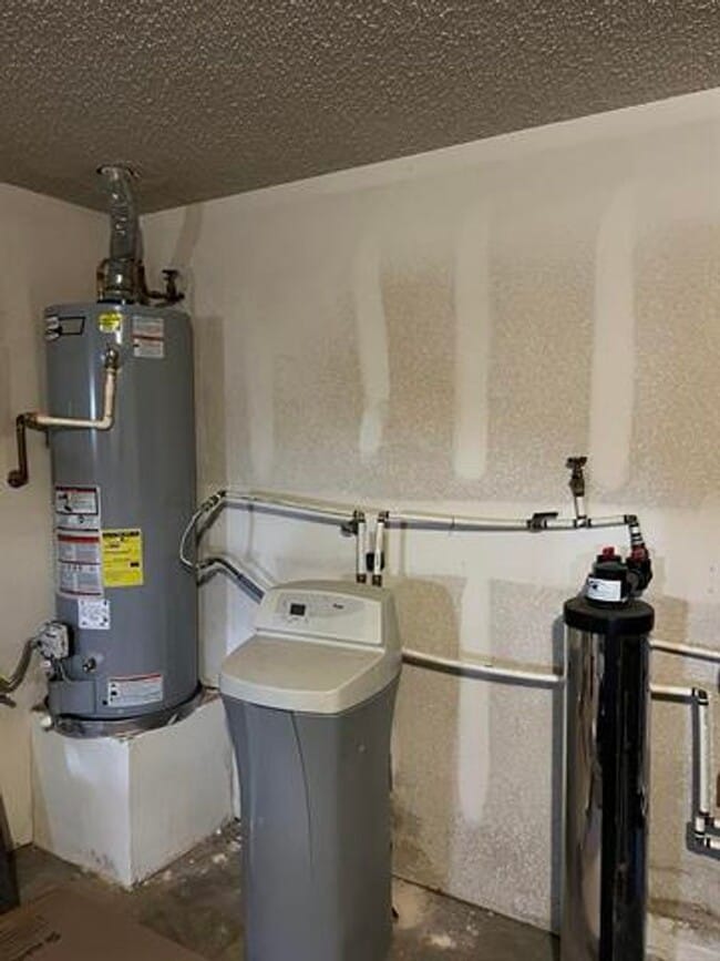 Building Photo - Lovely 3 Bedroom 2 bathroom home with pool