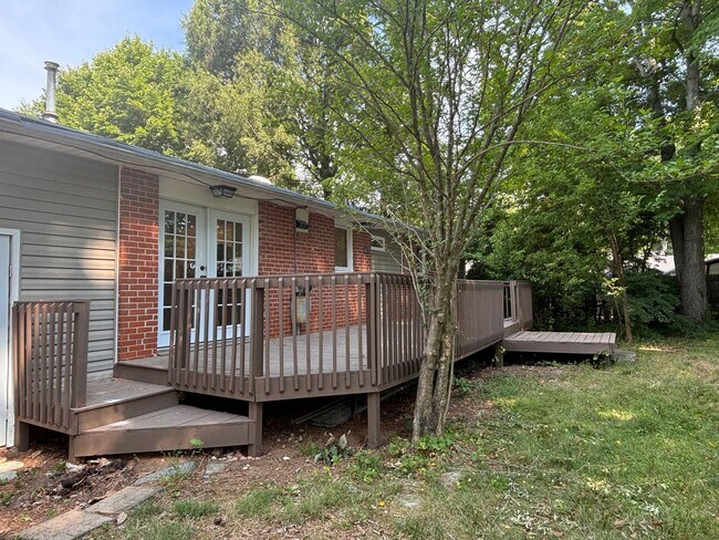 Building Photo - Remodeled 3BR in Guilford Hills