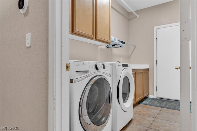 Building Photo - 3069 Regal Cove St
