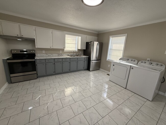 Building Photo - 104 Oak Ct