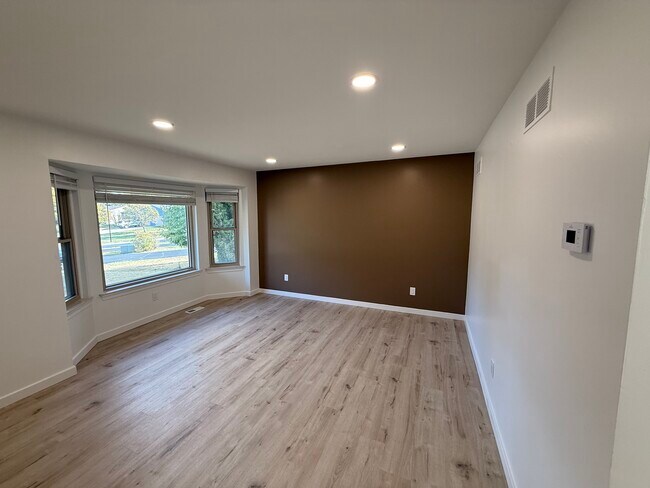Building Photo - 827 Woods Ct