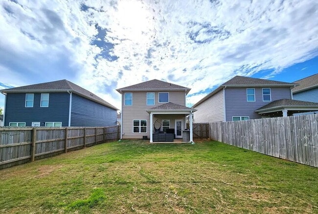 Building Photo - "Charming 3-Bed Haven in Huntsville: Styli...