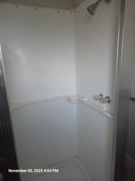 Shower - 15 N Richmond St