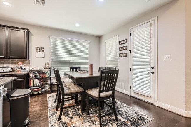 Building Photo - 5 Bedrooms and 3+ Living Spaces!