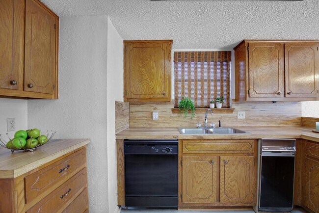 Building Photo - 9427 Braeburn Glen St