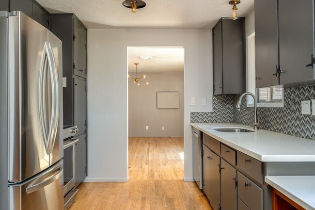 Building Photo - Charming Mid-Century Home in Lake Oswego S...