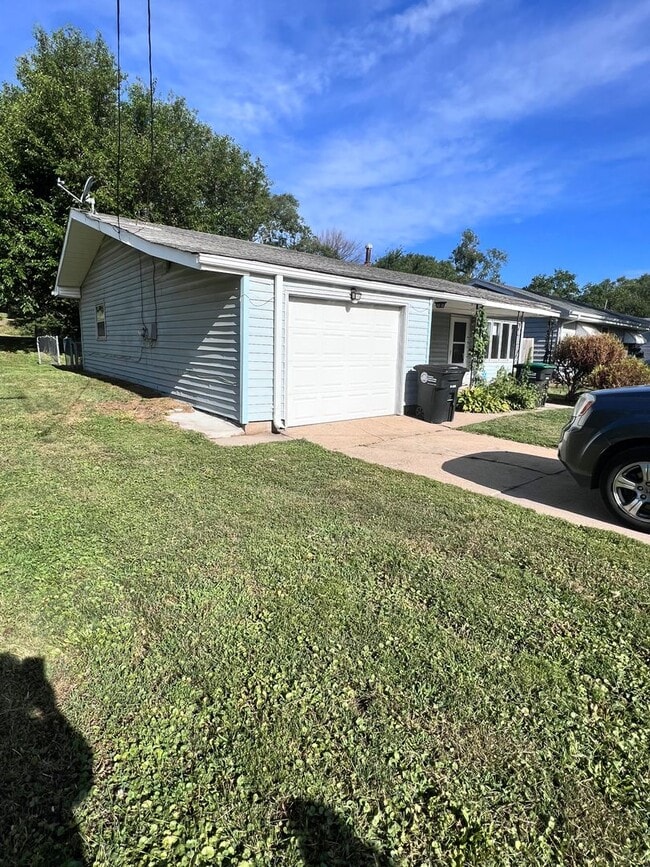 Building Photo - Beautiful 3 bed South Omaha/Hanscom Park Home with Attaced 1 car garage! $1,425!