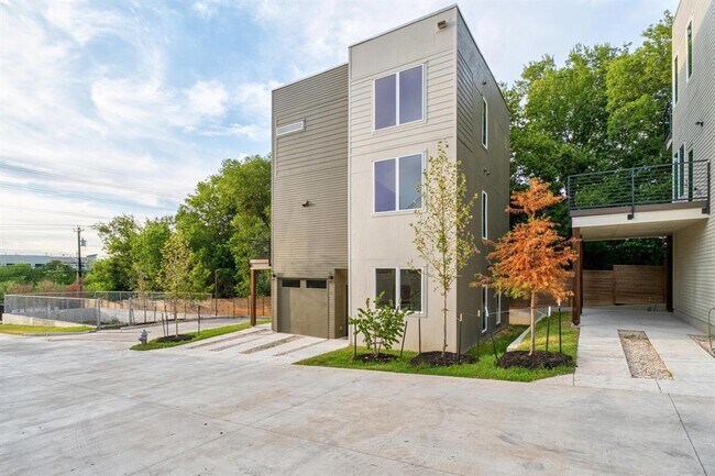 Building Photo - 2309 Montopolis Dr