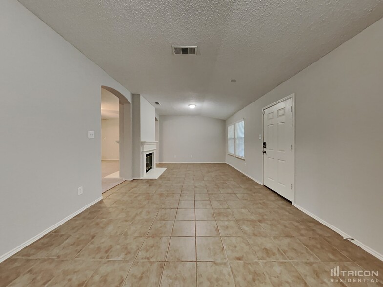Building Photo - 772 Raven Dr