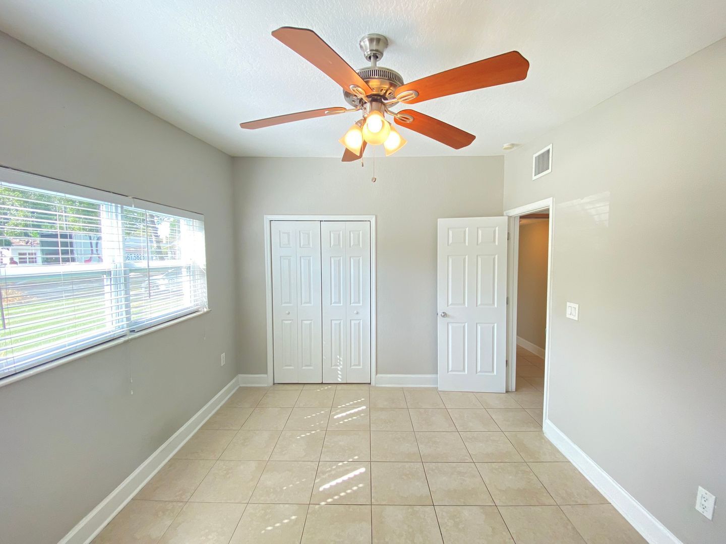 Building Photo - Available Now! 2/2 Bungalow near Downtown