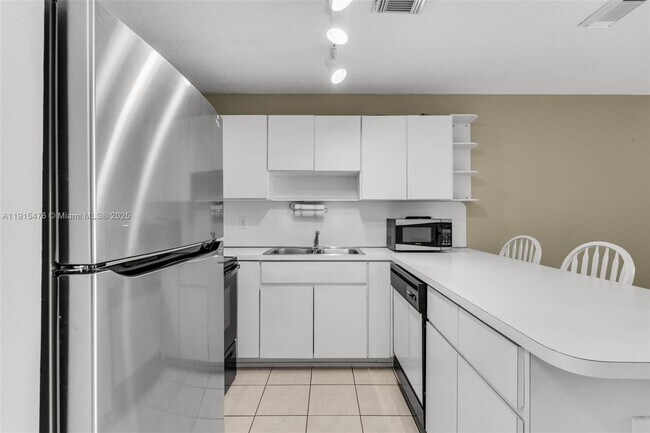 Building Photo - 6263 SW 139th Ave