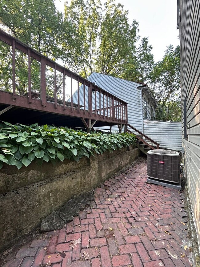 Building Photo - Large 4 Bedroom 1 Bathroom House (Marshall...