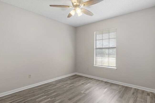 Building Photo - NEWLY RENOVATED in MANDARIN, 3-Bedroom Hom...