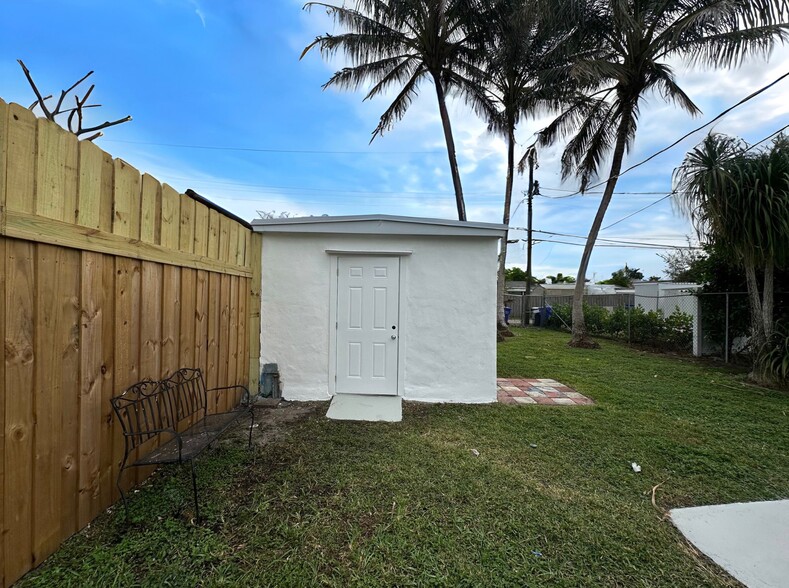 Laundry room - 2226 Taft St