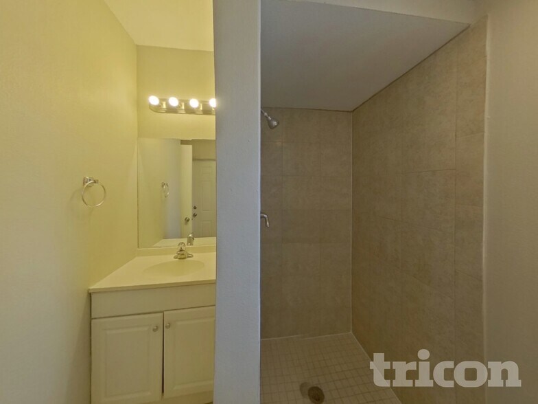 Building Photo - 2529 Brentwood Dr