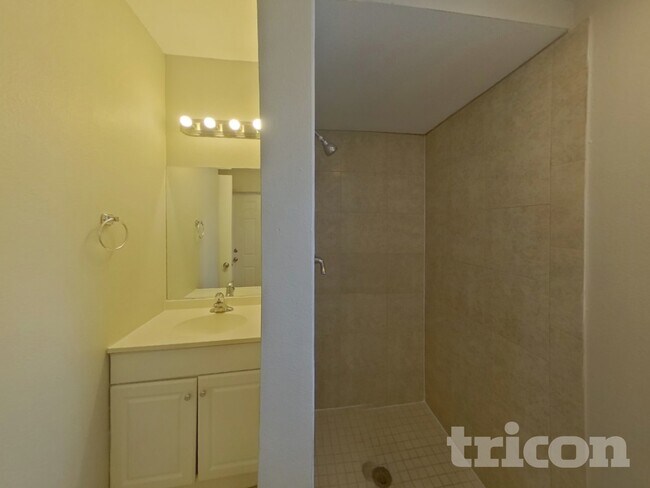 Building Photo - 2529 Brentwood Dr