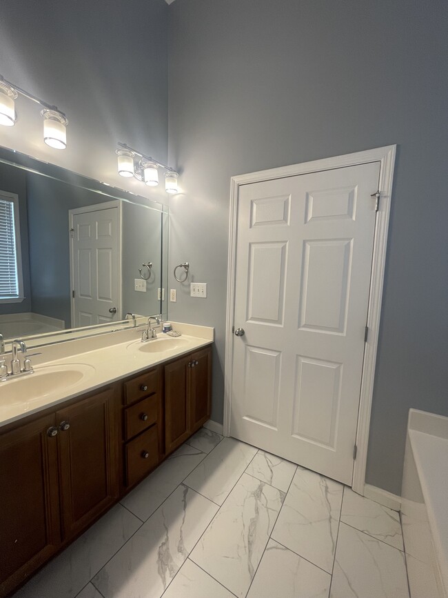 Building Photo - 237 Camden Lake Dr