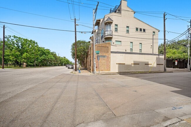 Building Photo - 2602 Washington Ave