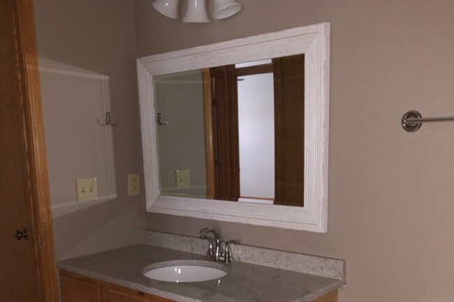 Updated bath - 2810 Windhurst Dr