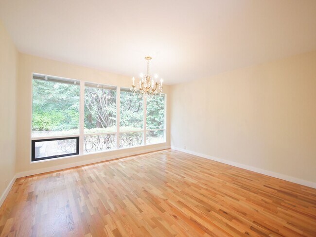 Building Photo - 3 Bed and 3 Bath Plus Office Private Singl...