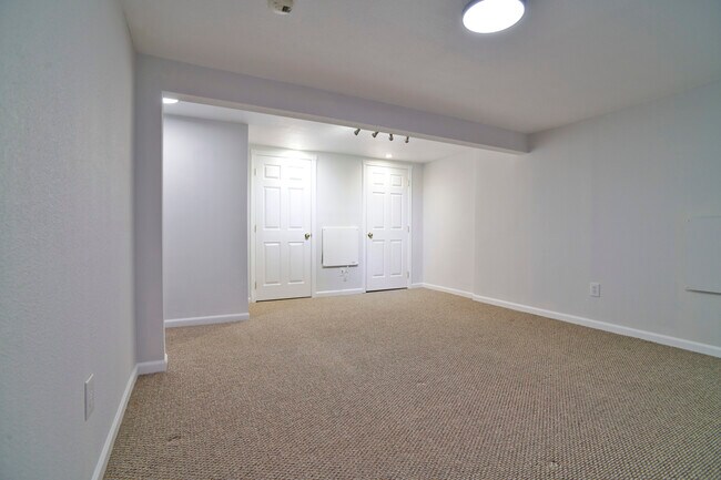 Building Photo - 809 S Summit Ave